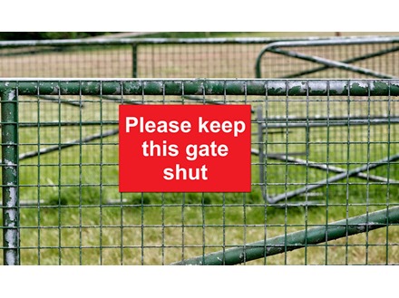 Please keep this gate shut sign.