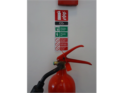 CO2 fire extinguisher safety sign.