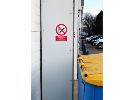 Mae ysmygu yn y fangre, It is against the law to smoke. Welsh English sign.