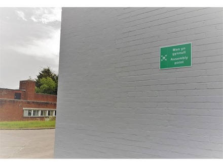 Man ymgunnull / Assembly point. Welsh English sign.